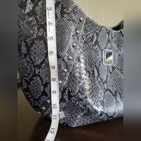 Women's gray and black faux snakeskin hobo Style bag with extra strap - Picture 9 of 13